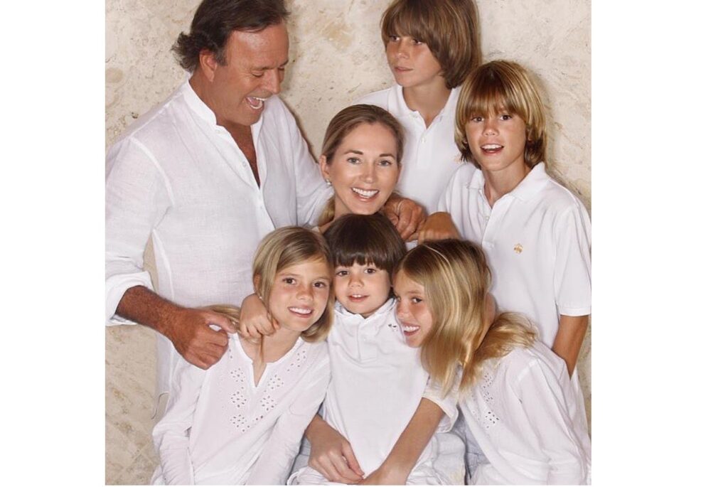 Julio Iglesias, su mujer Miranda y sus cinco hijos