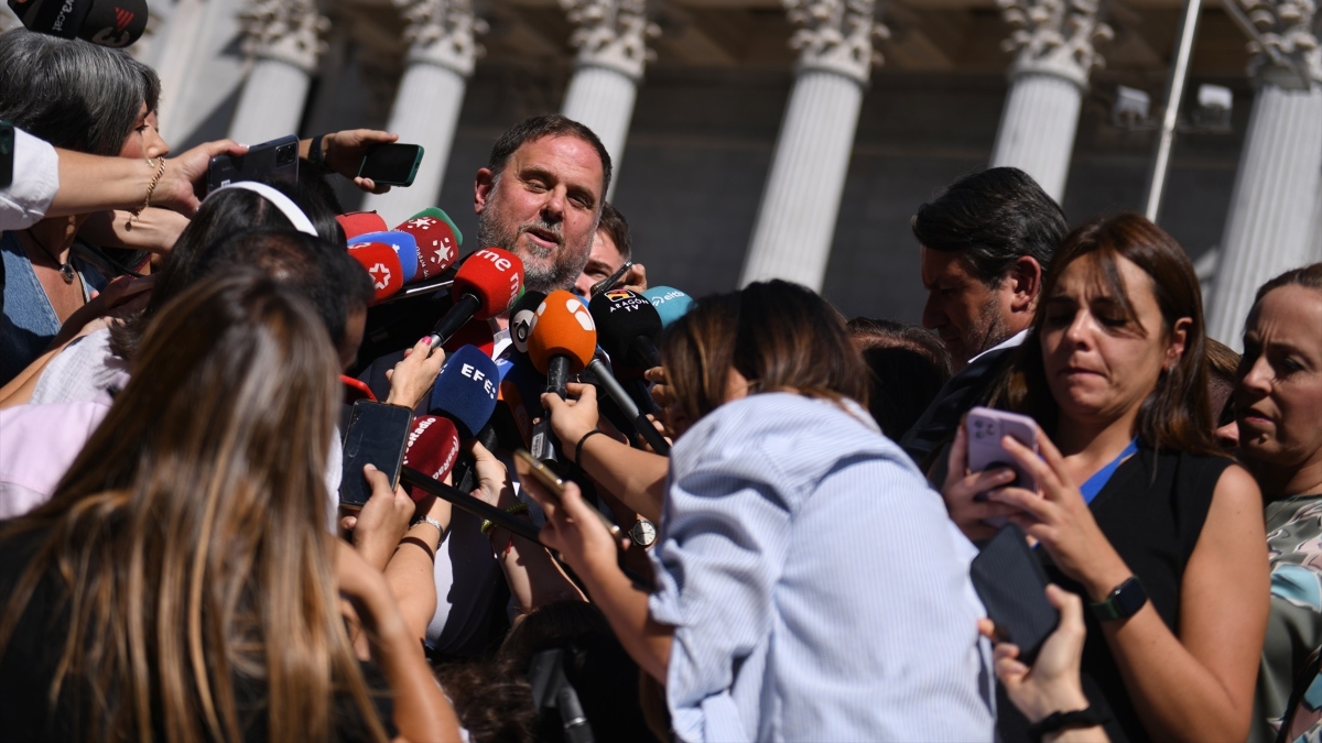 El presidente de Esquerra Republicana, Oriol Junqueras, ofrece declaraciones a los medios tras mantener una reunión de trabajo con los grupos parlamentarios de su partido del Congreso y del Senado, en el Congreso de los Diputados,