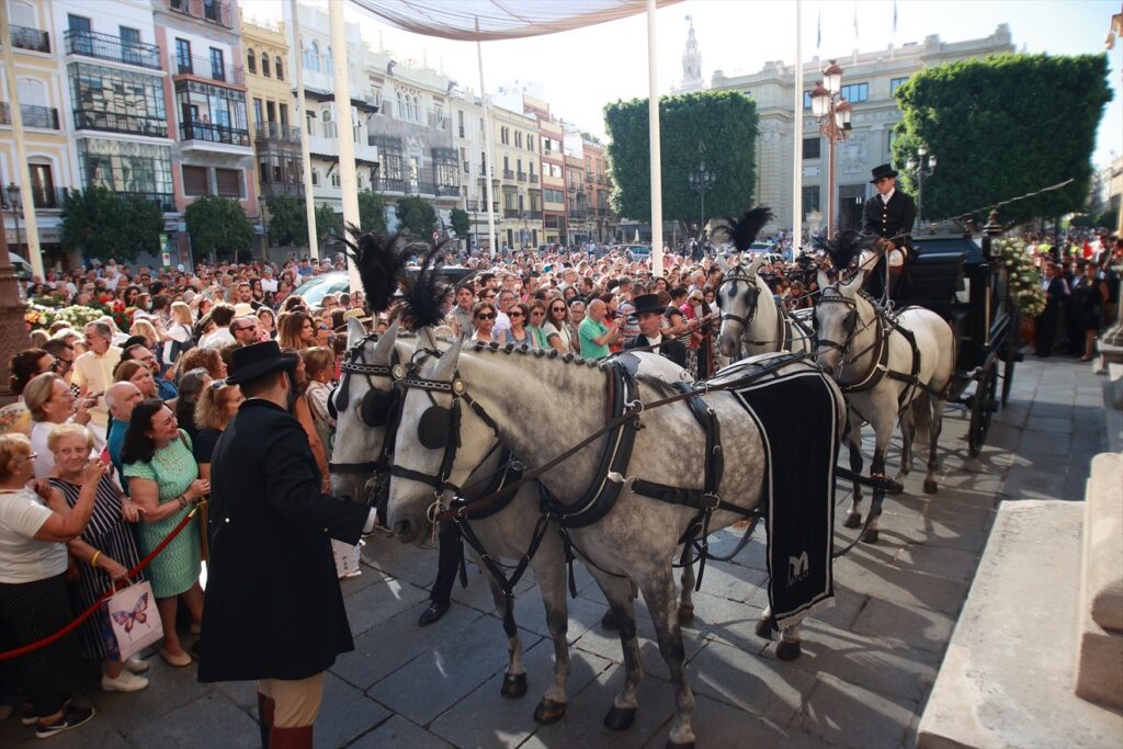 Los restos mortales de María Jiménez recorrieron Sevilla en un carro de caballos