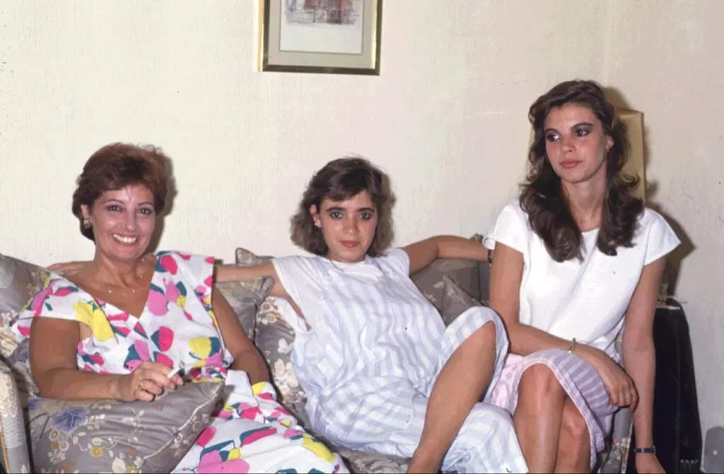María Teresa Campos, de joven, con sus dos hijas, Carmen Borrego y Terelu Campos