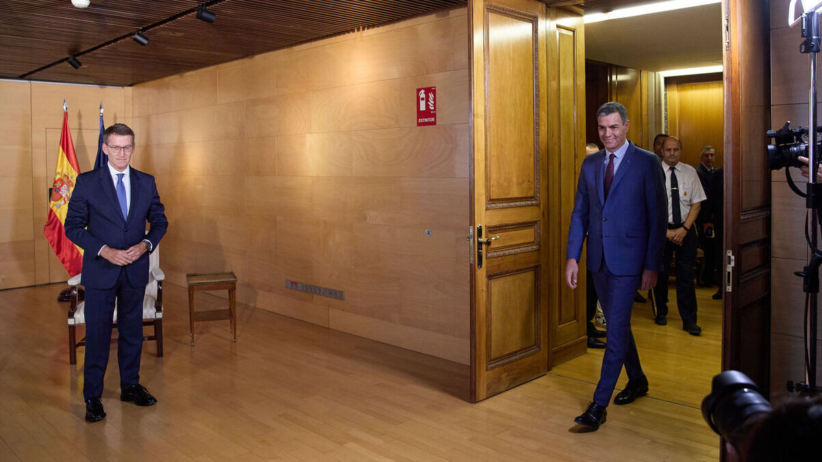 El presidente del PP, Alberto Núñez Feijóo (i) y el presidente del Gobierno en funciones, Pedro Sánchez.