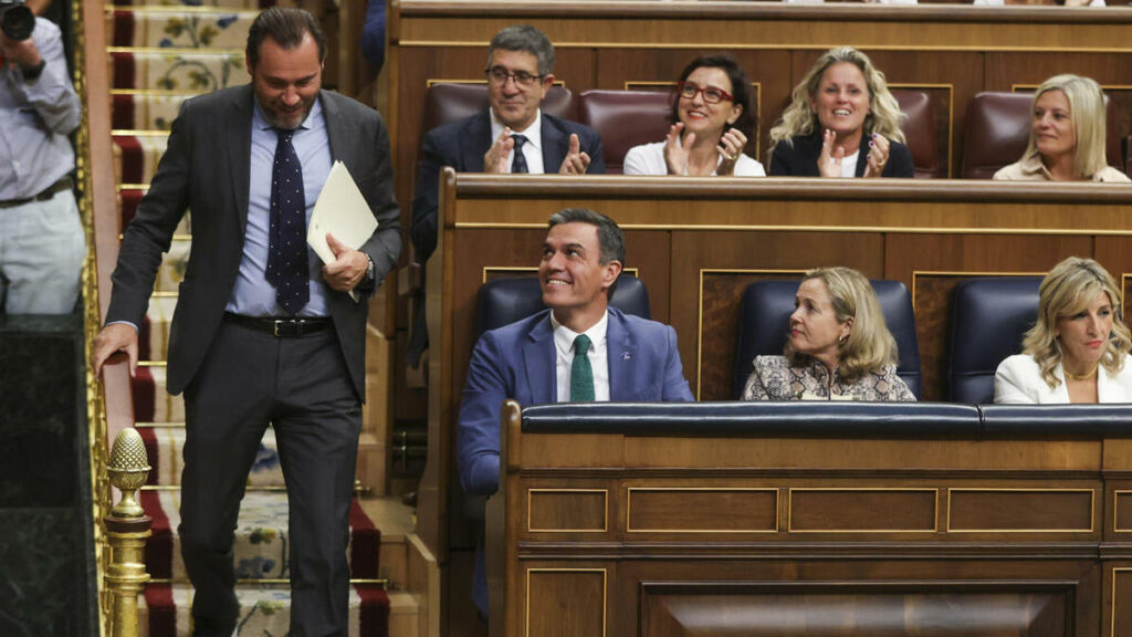 El diputado del PSOE Óscar Puente , junto a Pedro Sánchez