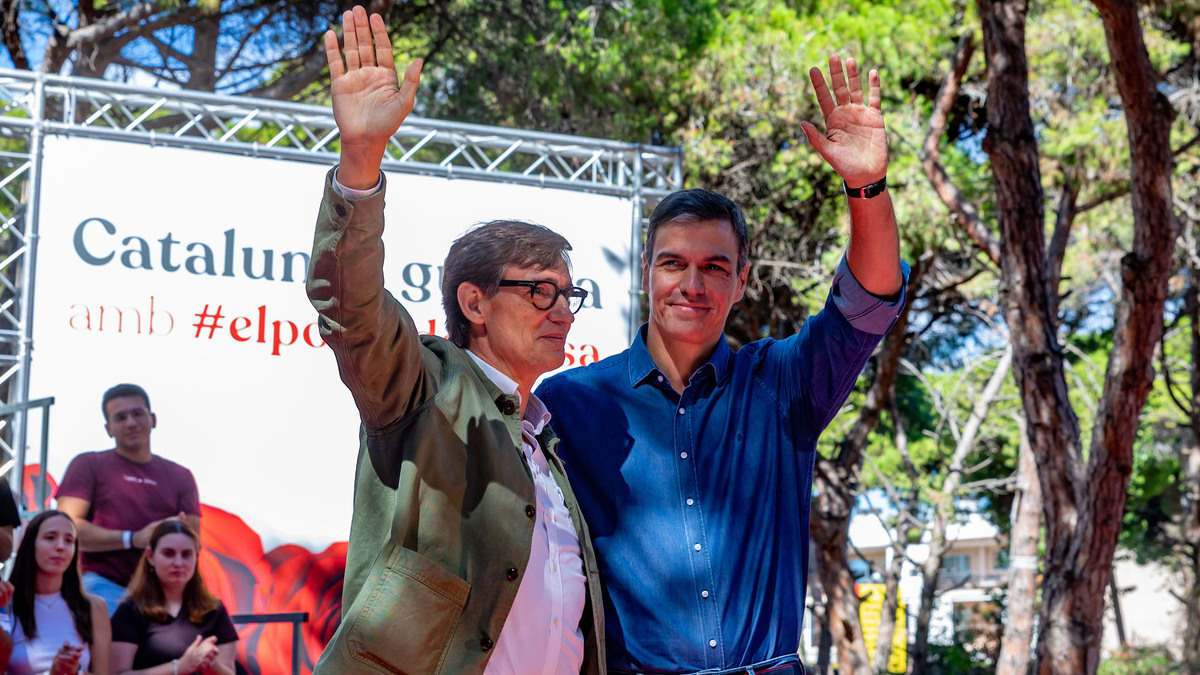 El líder del PSC, Salvador Illa (i), y el presidente del Gobierno en funciones, Pedro Sánchez.