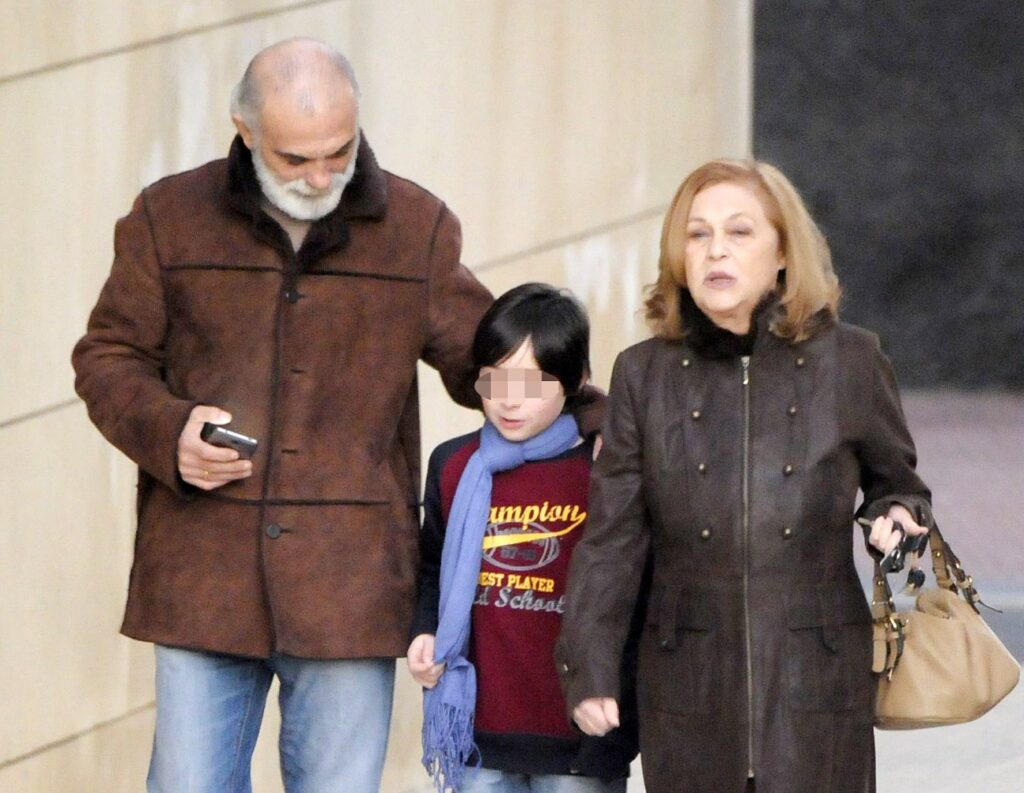 Pepa Flores y su marido Massimo Stecchini pasean con su nieto en 2016