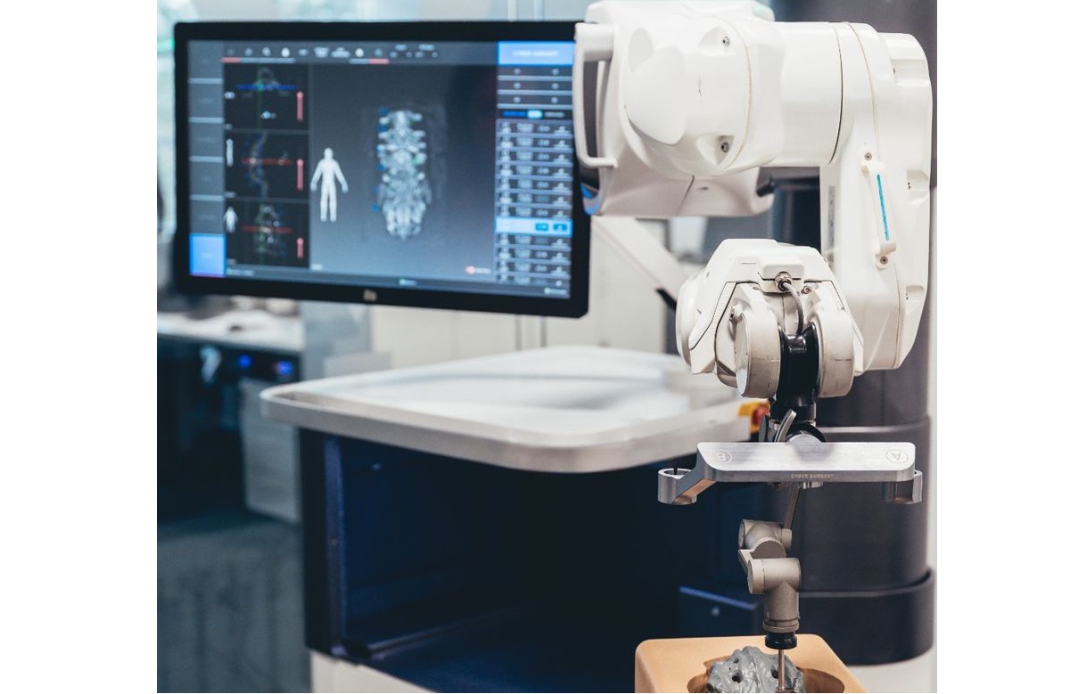 Presentan el primer robot quirúrgico del mundo con ‘tracking system’ mecánico para operaciones de columna con tecnología 100% española
