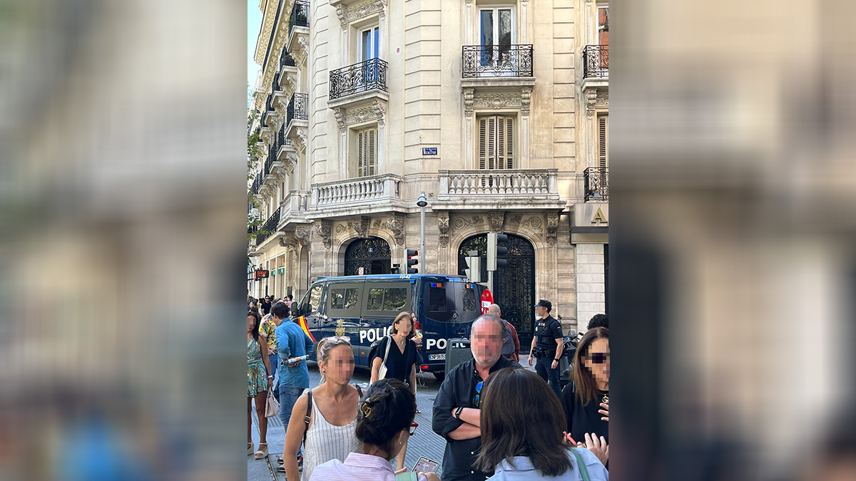 Un aviso de bomba obliga a desalojar a más de 150 personas de la calle Recoletos de Madrid