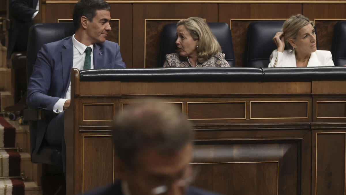 Pedro Sánchez (i), Nadia Calviño (c), y Yolanda Díaz (d), este martes, en el Congreso.