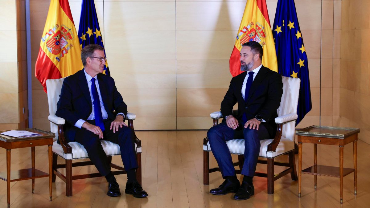 El líder del PP, Alberto Núñez Feijóo, durante la reunión mantenida con el presidente de Vox, Santiago Abascal