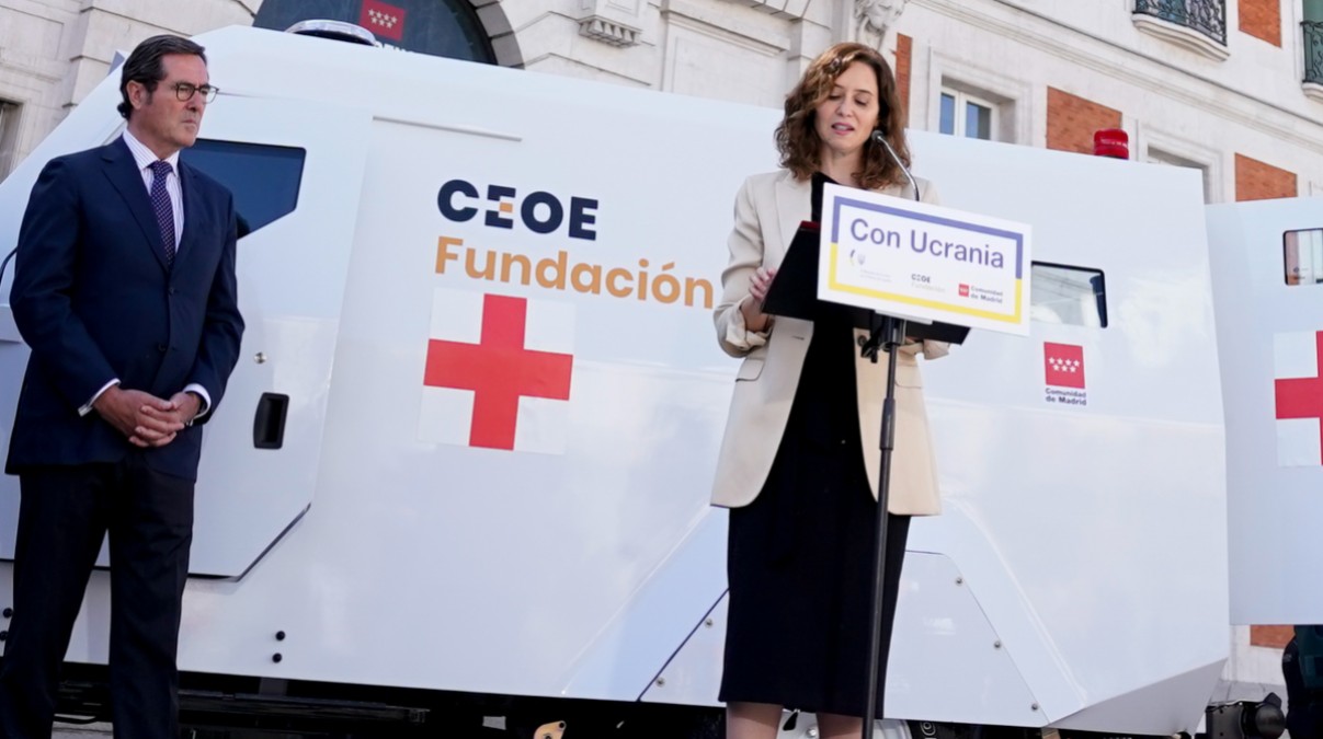 Ayuso y Garamendi, junto a la ambulancia cedida por la Comunidad de Madrid