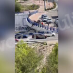 Dos policías nacionales salvan la vida a un hombre que se quería tirar de un puente en Villa de Vallecas