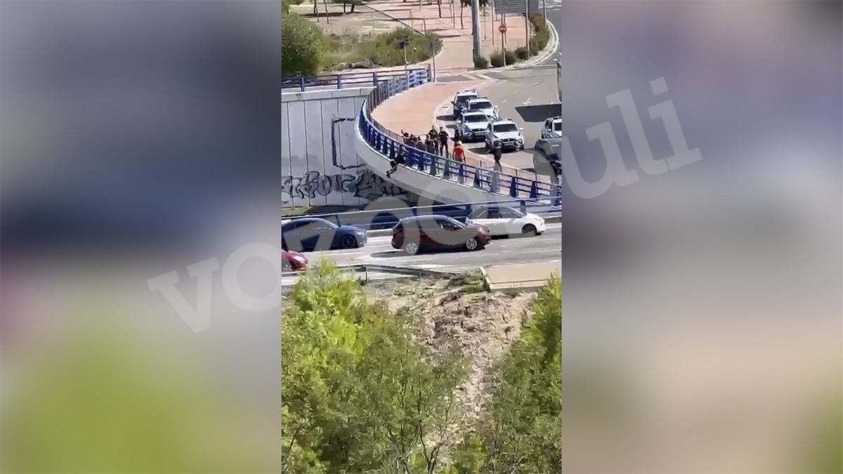 Dos policías nacionales salvan la vida a un hombre que se quería tirar de un puente en Villa de Vallecas