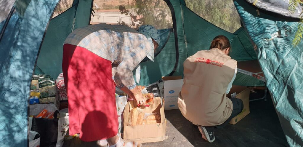 Cáritas Rabat montando una tienda de campaña en una de las zonas afectadas por el terremoto