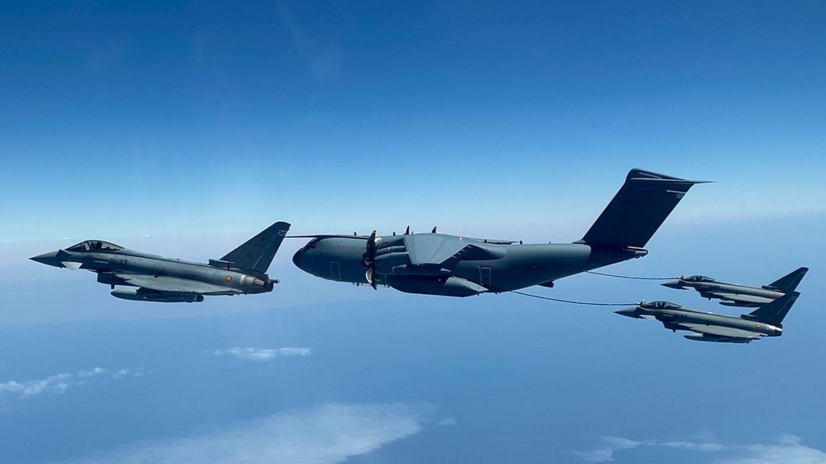 Los Eurofighter españoles repostan en vuelo de un A-400-M en su misión en Estonia