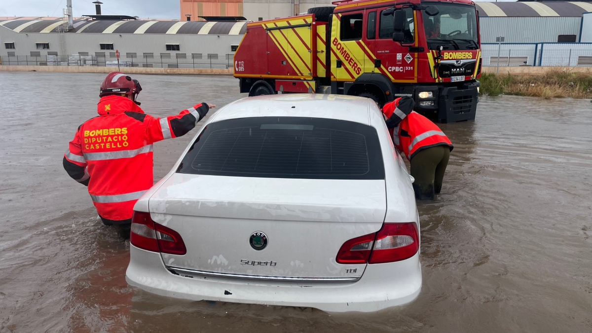 Rescate de un coche inundado en Castellón
