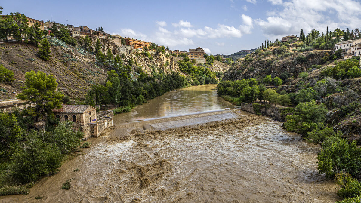 El caudal del río Tajo aumenta debido a las lluvias de este lunes en Toledo.
