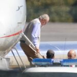 Don Juan Carlos desciende del avión en el aeropuerto de Vigo