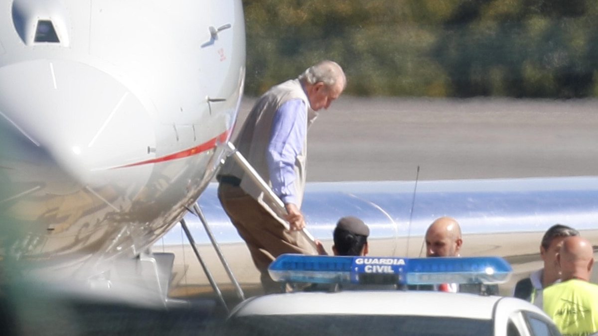 Don Juan Carlos desciende del avión en el aeropuerto de Vigo
