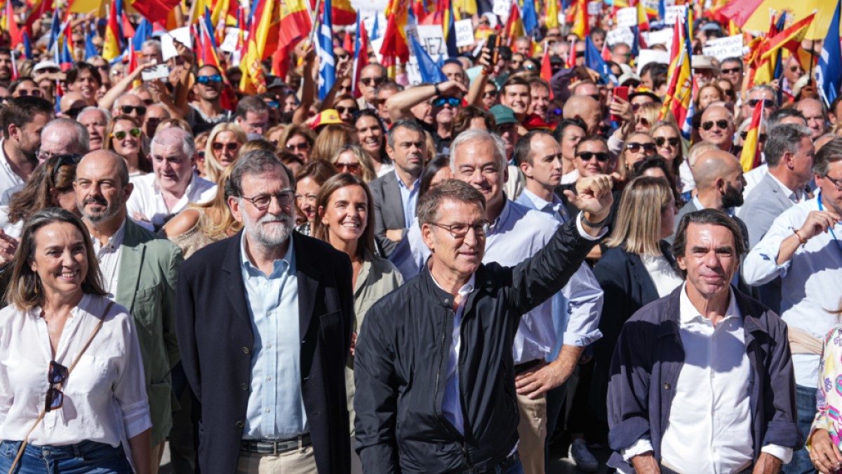 Feijóo repite el 'modelo Felipe II' en la manifestación por la Constitución: un solo acto multitudinario en Madrid