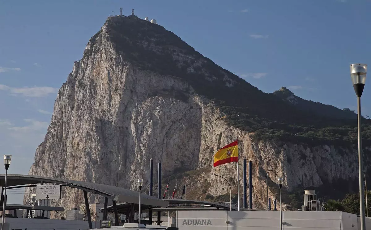 Albares presiona a David Cameron en dos conversaciones para cerrar el acuerdo de Gibraltar