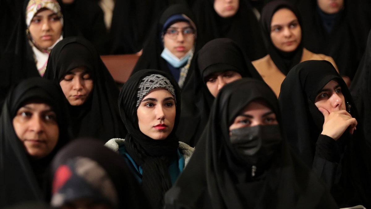 El Parlamento iraní aprueba la ley que endurece la falta de uso del velo de las mujeres