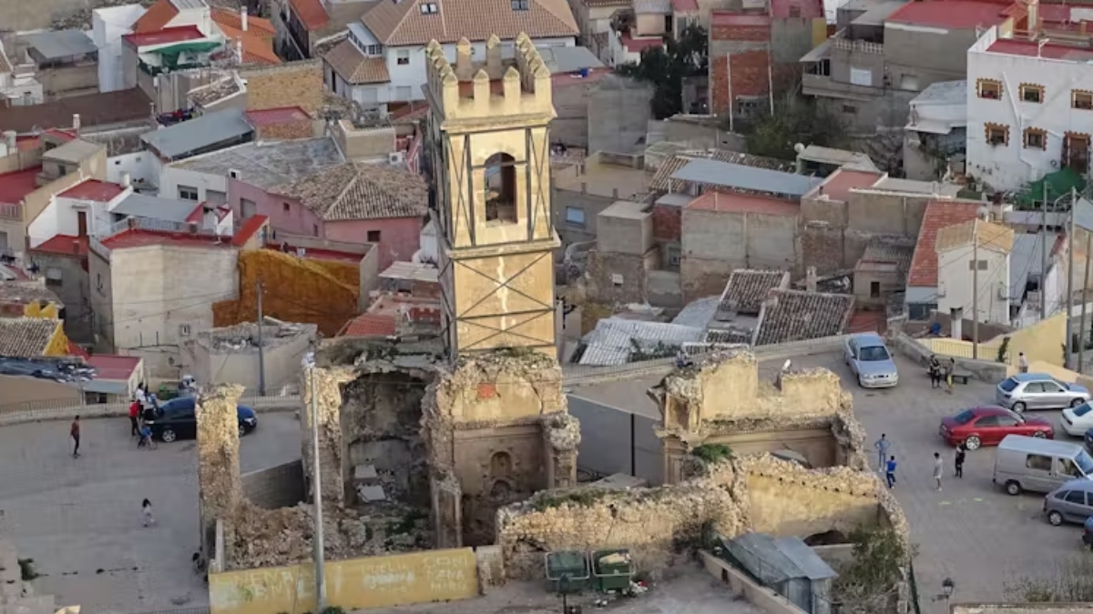 Iglesia de San Pedro en Lorca dañada a causa del terremoto de 2011