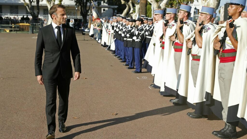 El presidente francés, Emmanuel Macron (i), pasa revista a las tropas en Córcega