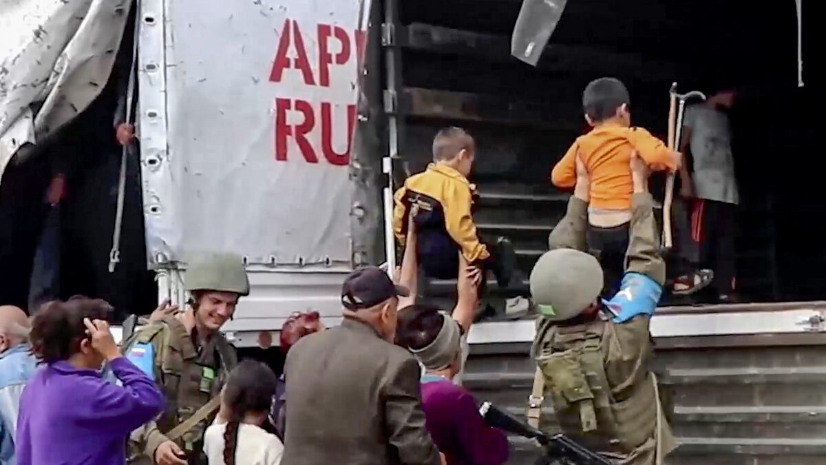Las fuerzas de paz rusas evacuando a civiles de Nagorno-Karabaj en un lugar no revelado