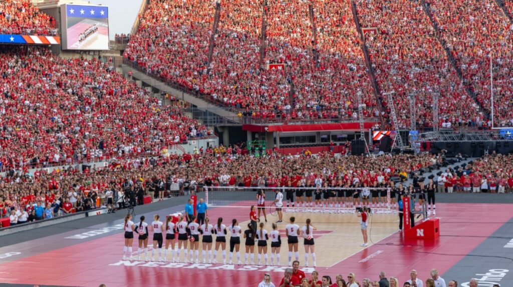Imagen del inicio del partido de voleibol en Nebraska, donde se ha producido el récord de asistencia