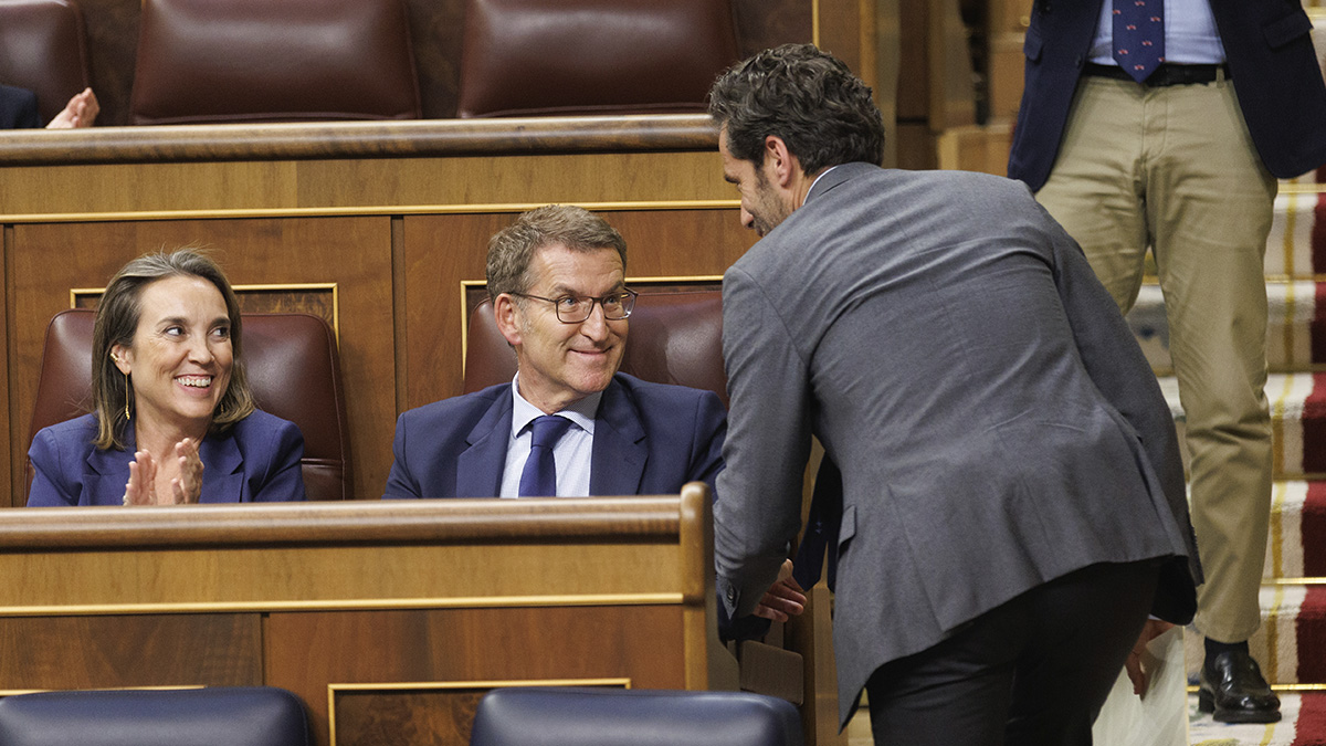 Cuca Gamarra y Alberto Núñez Feijóo, saludando a Borja Sémper tras su intervención en el Congreso. // Europa Press