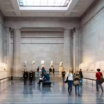 Visitantes pasean junto a los Mármoles del Partenón en el Museo Británico
