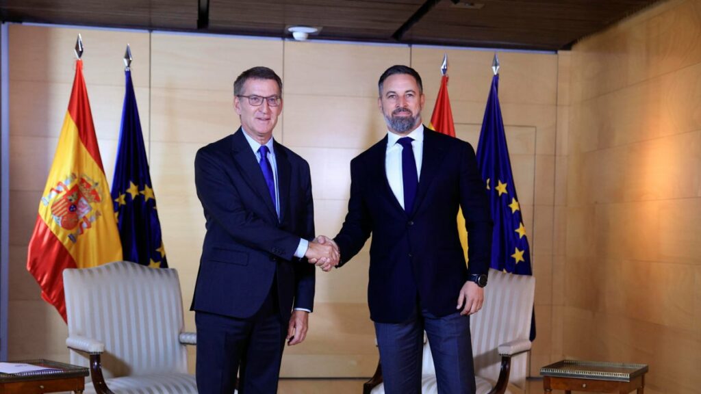 El líder del PP, Alberto Núñez Feijóo, durante la reunión mantenida con el presidente de Vox, Santiago Abascal