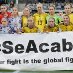 Las selecciones de España y Suecia protestan juntas con el lema #SeAcabó antes de su partido