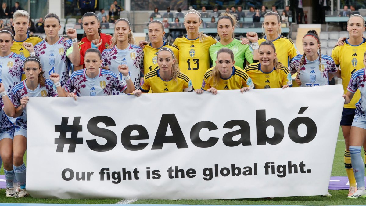 Las selecciones de España y Suecia protestan juntas con el lema #SeAcabó antes de su partido
