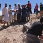 Varias personas llevan a enterrar a un hombre fallecido que ha sido rescatado de entre los escombros tras el terremoto en Marruecos
