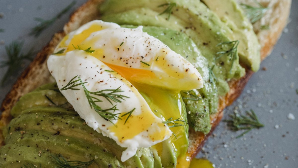 Tostada de huevo poché con aguacate