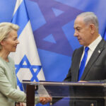 La presidenta de la Comisión Europea, Ursula von der Leyen (i), durante su reunión con el primer ministro israelí, Benjamín Netanyahu