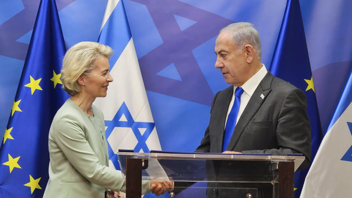 La presidenta de la Comisión Europea, Ursula von der Leyen (i), durante su reunión con el primer ministro israelí, Benjamín Netanyahu