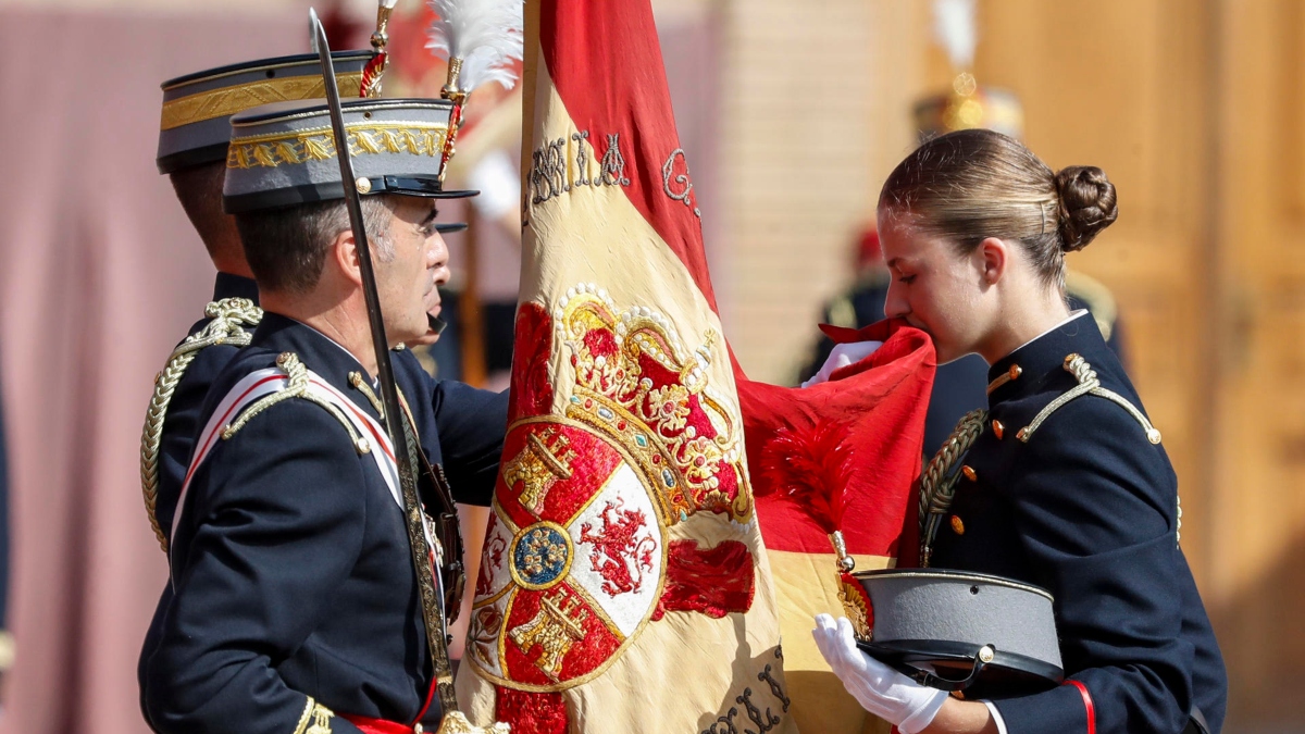 La Princesa Leonor jurando la bandera de España