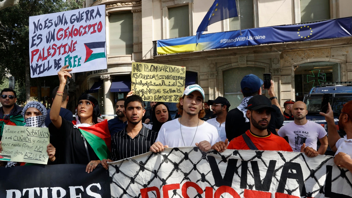 cientos de personas participan en una manifestación de solidaridad y apoyo al pueblo palestino, este sábado en Barcelona