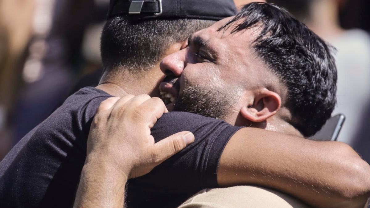 Un palestino llorando la muerte de un familiar tras el contrataque de Israel