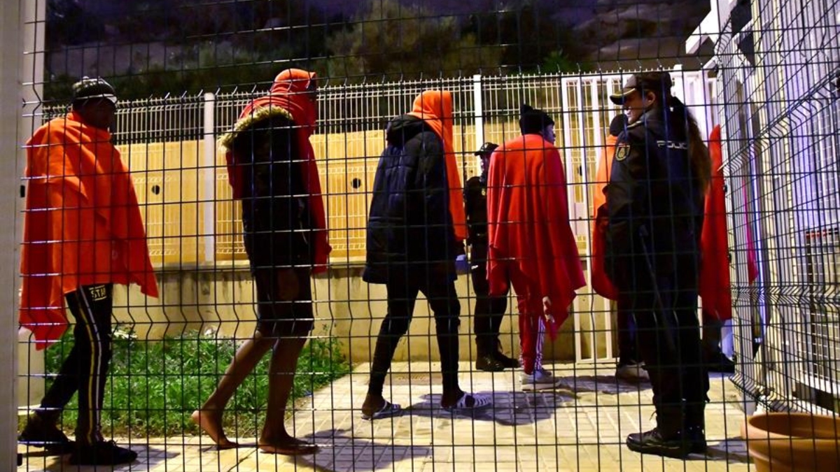 Cincuenta y una personas migrantes, entre ellas 21 mujeres y dos bebes, llegan este martes a Almería
