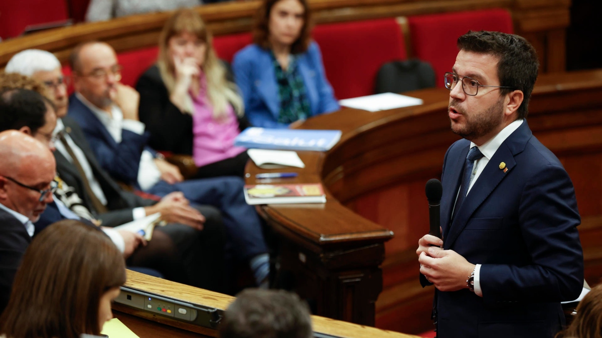 El presidente de la Generalitat, Pere Aragonès, interviene durante el pleno del Parlament donde se somete a la sesión de control