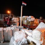 Empleados de la Media Luna Roja Egipcia gestionan la ayuda humanitaria destinada a los palestinos de la Franja de Gaza