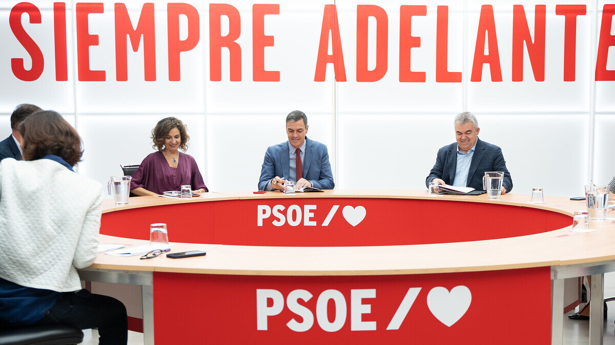 Pedro Sánchez preside en Ferraz un encuentro de la comisión negociadora del PSOE.