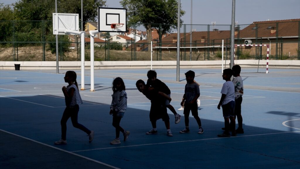 Murcia prohíbe el uso del móvil en centros escolares: la medida se aplica desde este lunes