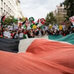 Varias personas y una bandera de Palestina durante una manifestación en apoyo al pueblo palestino