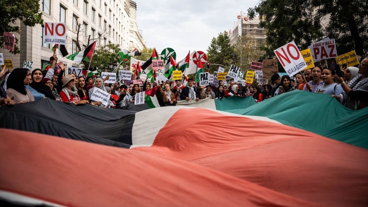 Varias personas y una bandera de Palestina durante una manifestación en apoyo al pueblo palestino