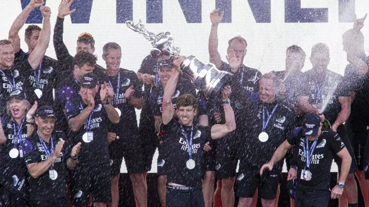 Pete Burling, skipper de Emirates Team New Zealand, levanta la Copa de las Cien Libras tras la victoria kiwi en la 36ª America’s Cup