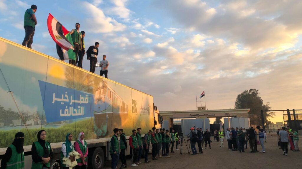 Un camión de un convoy de ayuda humanitaria para la Franja de Gaza está estacionado frente a la puerta fronteriza de Rafah, Egipto