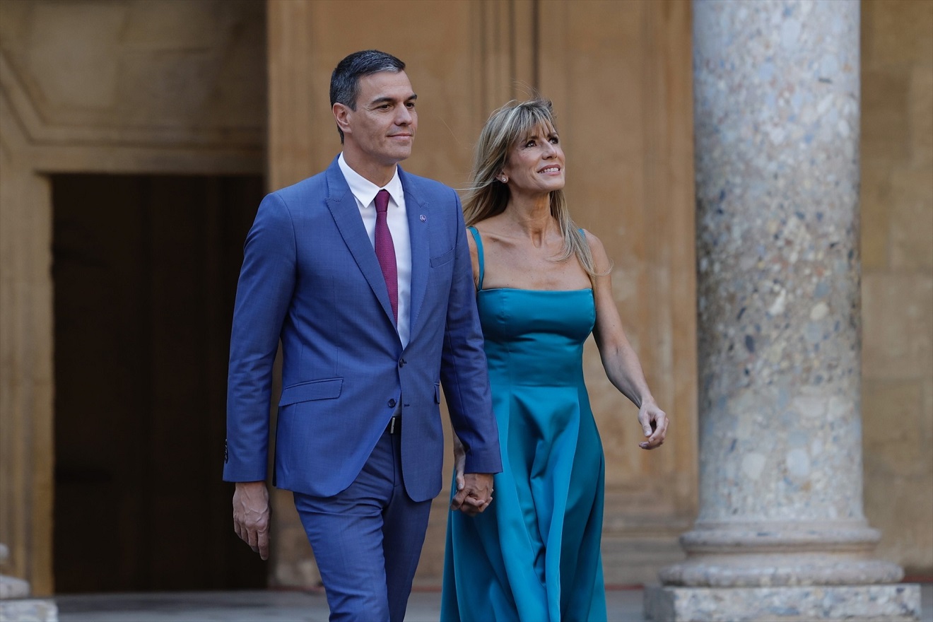 El presidente del Gobierno, Pedro Sánchez, y Begoña Gómez, su mujer, en La Alhambra de Granada